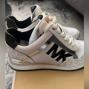 Mandy Two-tone Logo Trainer, size 8